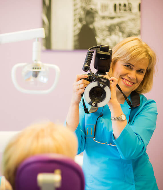 Pani ortodonta z urządzeniem leczenie ortodoncyjne